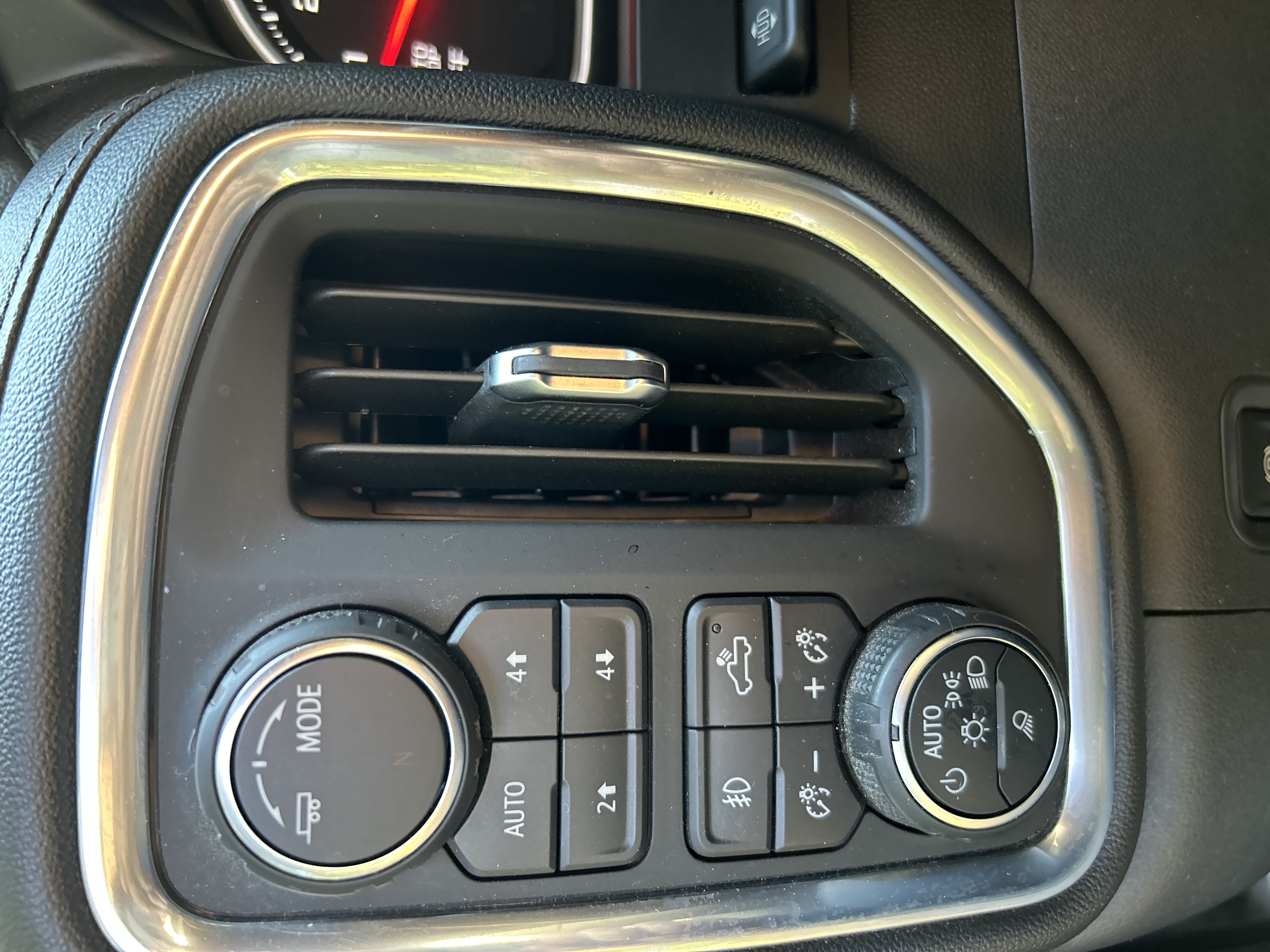 Used 2021 Chevrolet Silverado 1500 LTZ w/ Technology Package AWD/4WD image 12