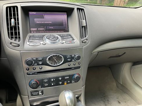 Used 2015 INFINITI Q40 Sedan 4D w/ Moonroof Package image 10