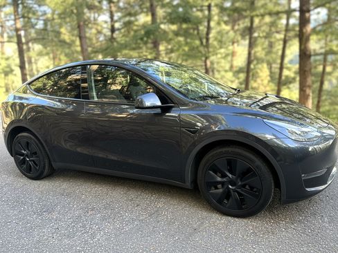 Used 2024 Tesla Model Y Long Range AWD/4WD image 2