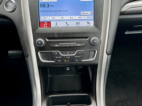 Used 2017 Ford Fusion SE w/ Fusion SE Technology Package FWD image 11