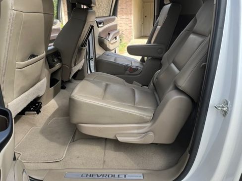 Used 2019 Chevrolet Suburban LT image 25