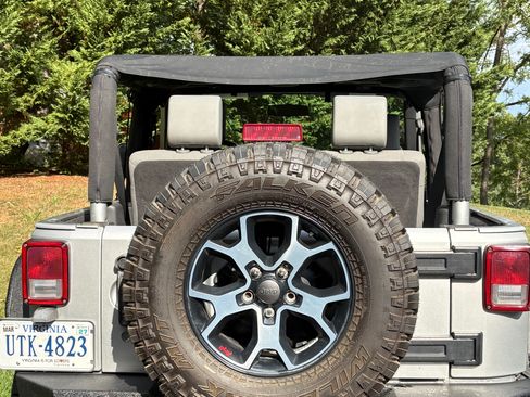 Used 2008 Jeep Wrangler Rubicon w/ Dual Top Group AWD/4WD image 8