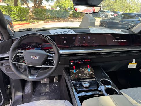 Used 2025 Cadillac Escalade ESV V image 5