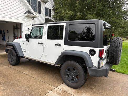 Used 2016 Jeep Wrangler Unlimited Sport w/ Connectivity Group AWD/4WD image 5