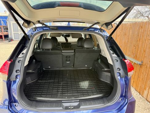 Used 2018 Nissan Rogue SL w/ Premium Package image 2