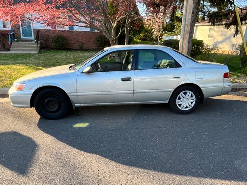 Used 2001 Toyota Camry LE image 1