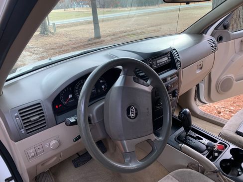 Used 2006 Kia Sorento LX image 11