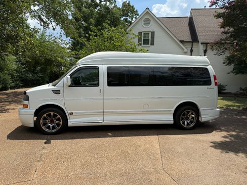 Used 2014 GMC Savana 2500 Extended RWD image 2
