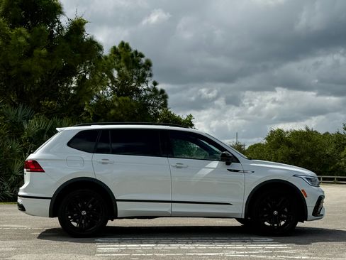 Used 2022 Volkswagen Tiguan SE R-Line image 8