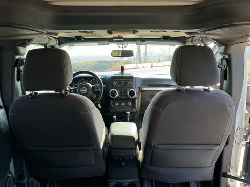 Used 2015 Jeep Wrangler Unlimited Rubicon w/ Connectivity Group image 7