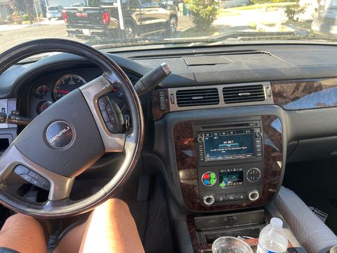 Used 2010 GMC Sierra 1500 Denali image 6