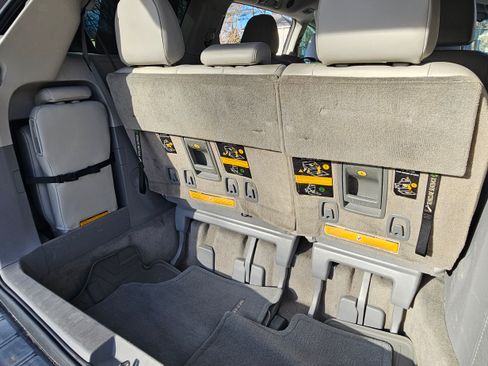 Used 2012 Toyota Sienna XLE image 19