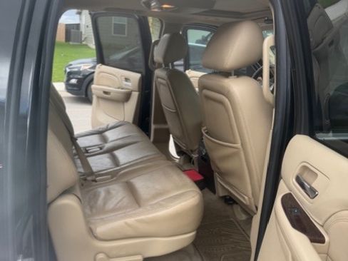 Used 2010 Cadillac Escalade ESV Premium image 15
