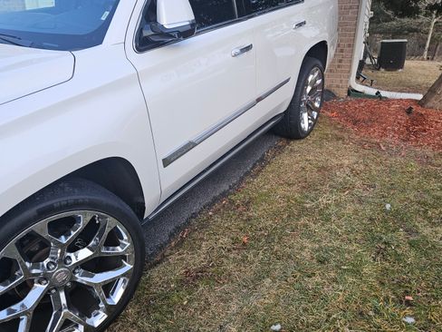 Used 2017 Cadillac Escalade Platinum image 2