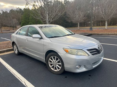 Used 2011 Toyota Camry XLE image 2
