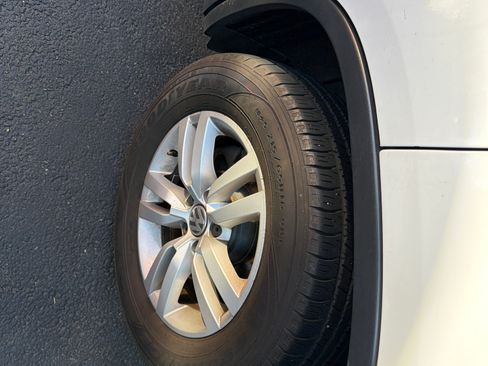 Used 2016 Volkswagen Tiguan S image 12