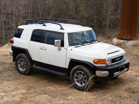 Used 2012 Toyota FJ Cruiser Sport Utility 2D w/ Upgrade Pkg image 9