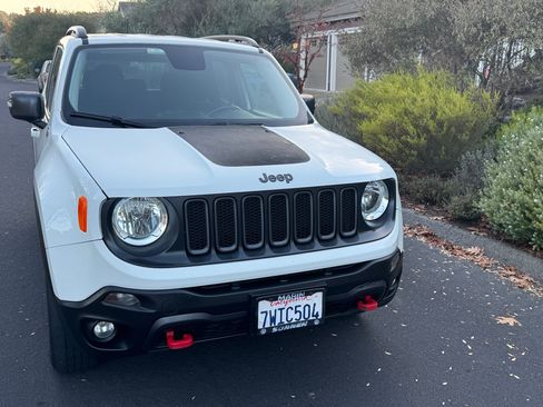 Used 2016 Jeep Renegade Trailhawk image 2