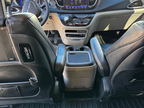 Used 2022 Chrysler Pacifica Touring-L w/ Uconnect Theater Family Group FWD image 10