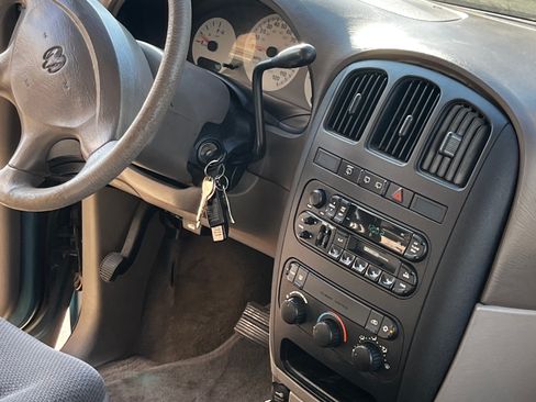 Used 2002 Dodge Caravan SE image 8