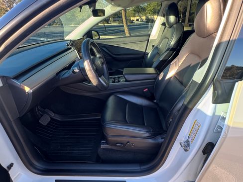 Used 2021 Tesla Model Y Long Range image 12