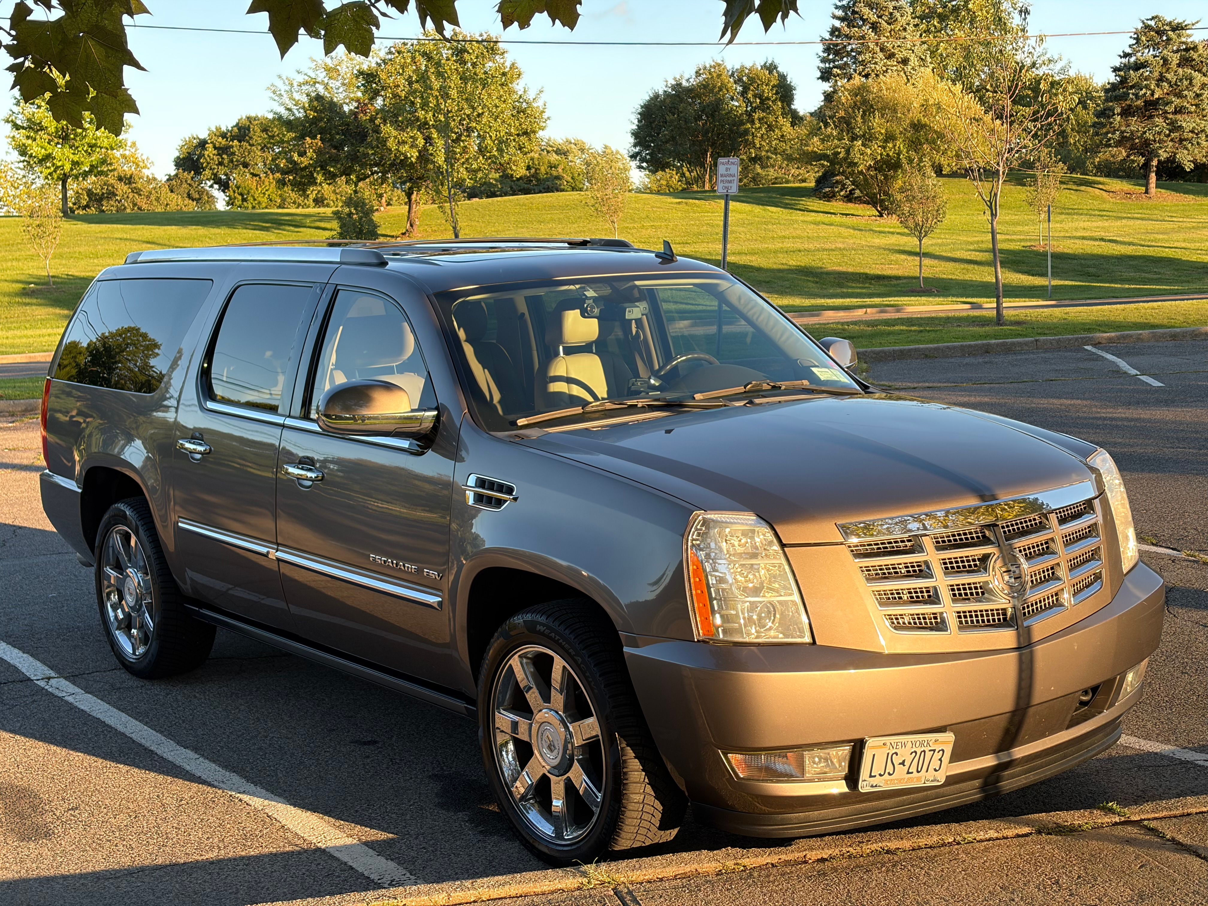Used 2011 Cadillac Escalade ESV Premium AWD/4WD image 1
