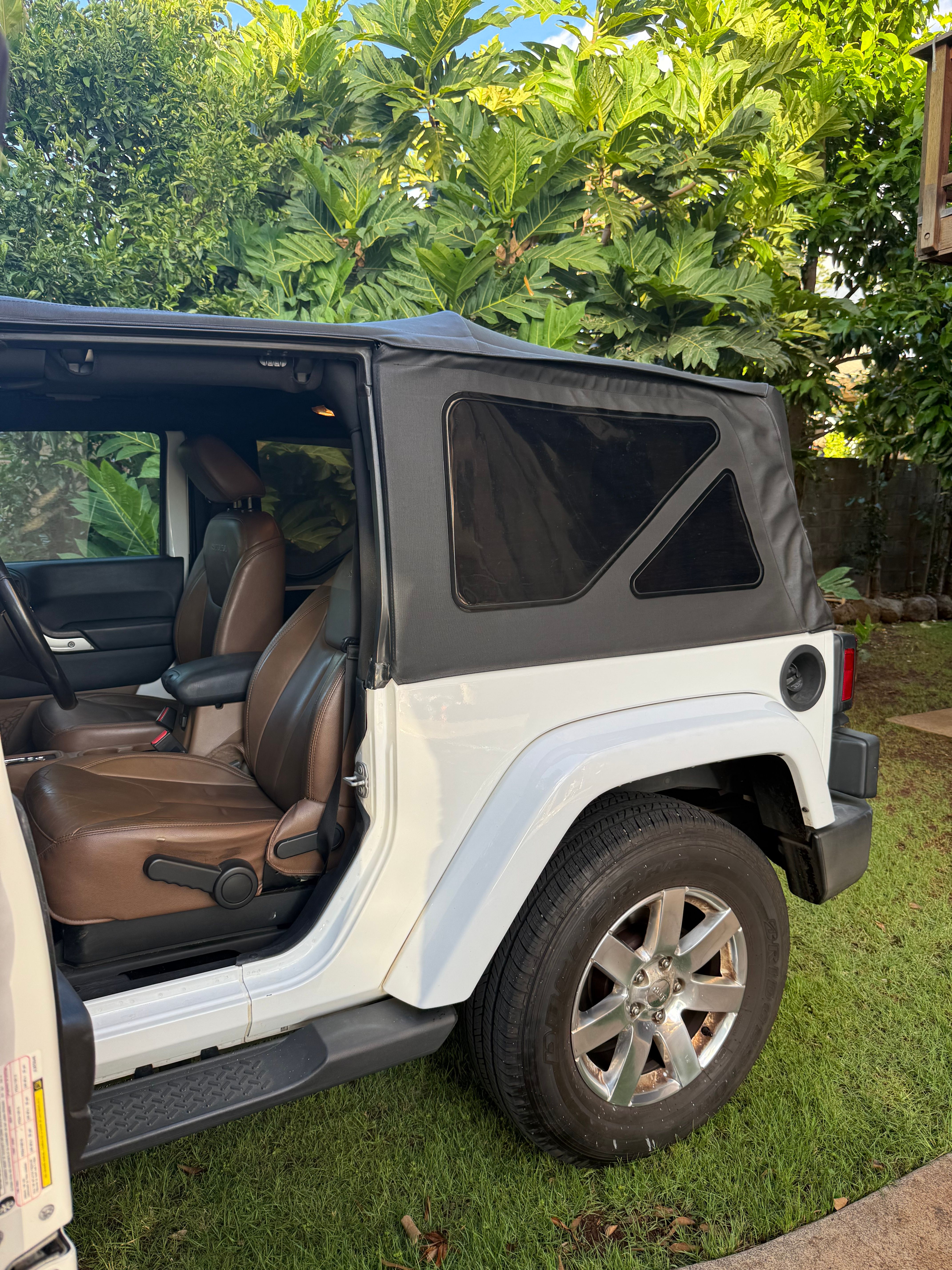 Used 2018 Jeep Wrangler Sahara w/ Dual Top Group AWD/4WD image 12