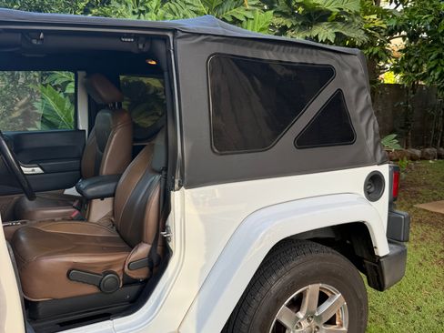 Used 2018 Jeep Wrangler Sahara w/ Dual Top Group AWD/4WD image 12