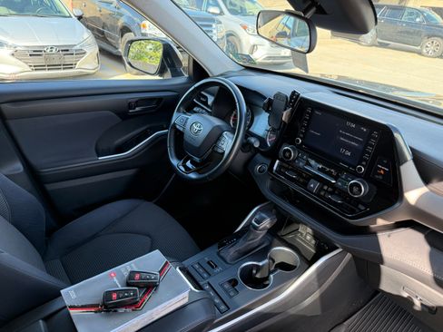 Used 2020 Toyota Highlander LE AWD/4WD image 27