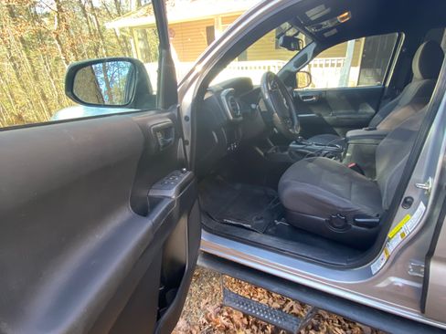 Used 2017 Toyota Tacoma TRD Off-Road image 8