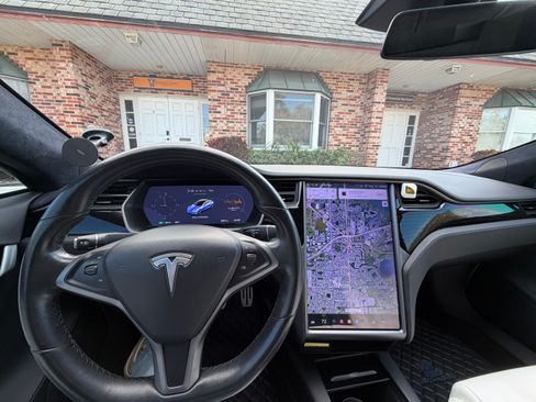 Used 2020 Tesla Model S Long Range Plus image 11