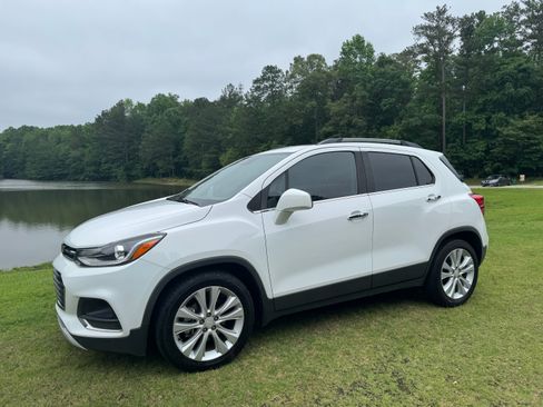 Used 2017 Chevrolet Trax Premier w/ Driver Confidence II Package FWD image 1