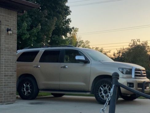 Used 2010 Toyota Sequoia Limited image 1