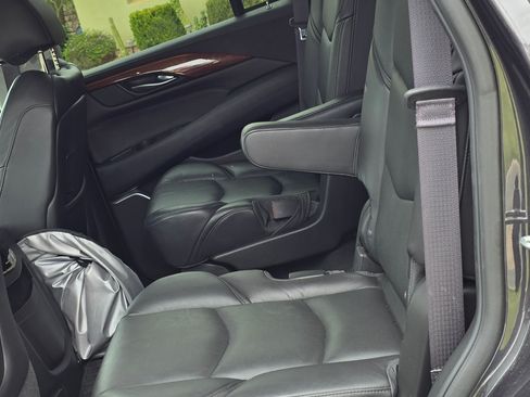 Used 2016 Cadillac Escalade Luxury image 14