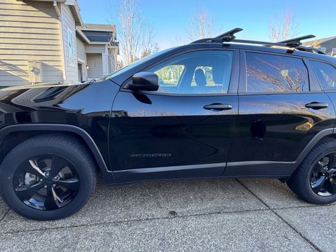 Used 2017 Jeep Cherokee Sport image 1