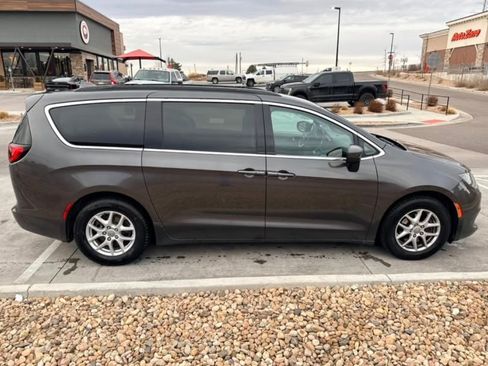 Used 2017 Chrysler Pacifica Touring image 5