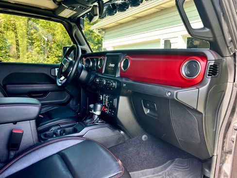Used 2023 Jeep Gladiator Rubicon w/ Cold Weather Group AWD/4WD image 6