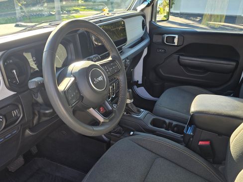 Used 2024 Jeep Wrangler Unlimited image 14