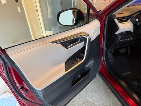 Used 2020 Toyota RAV4 Limited image 16