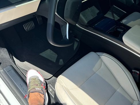 Used 2021 Tesla Model S Plaid image 5