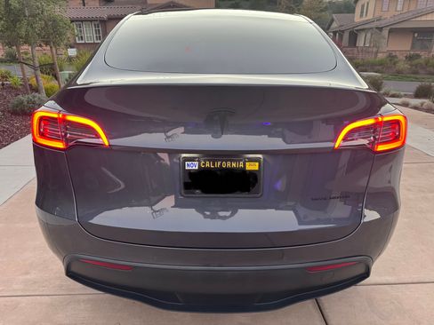 Used 2022 Tesla Model Y Long Range image 8