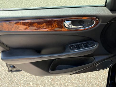 Used 2007 Jaguar XJ8 image 6