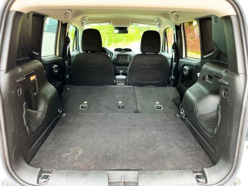 Used 2019 Jeep Renegade Latitude w/ Cold Weather Group AWD/4WD image 12