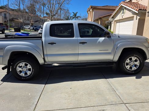 Used 2011 Toyota Tacoma PreRunner w/ TRD Off-Road Pkg w/JBL Audio image 10