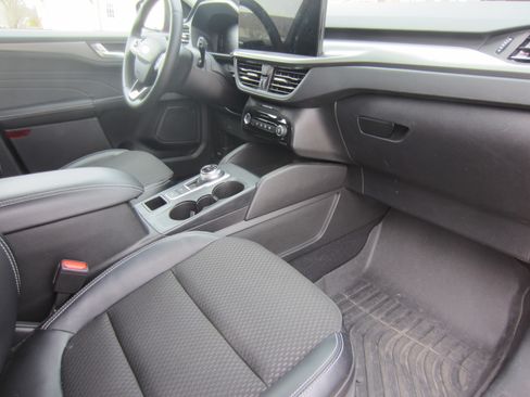 Used 2023 Ford Escape SE w/ Class II Trailer Tow Package image 16