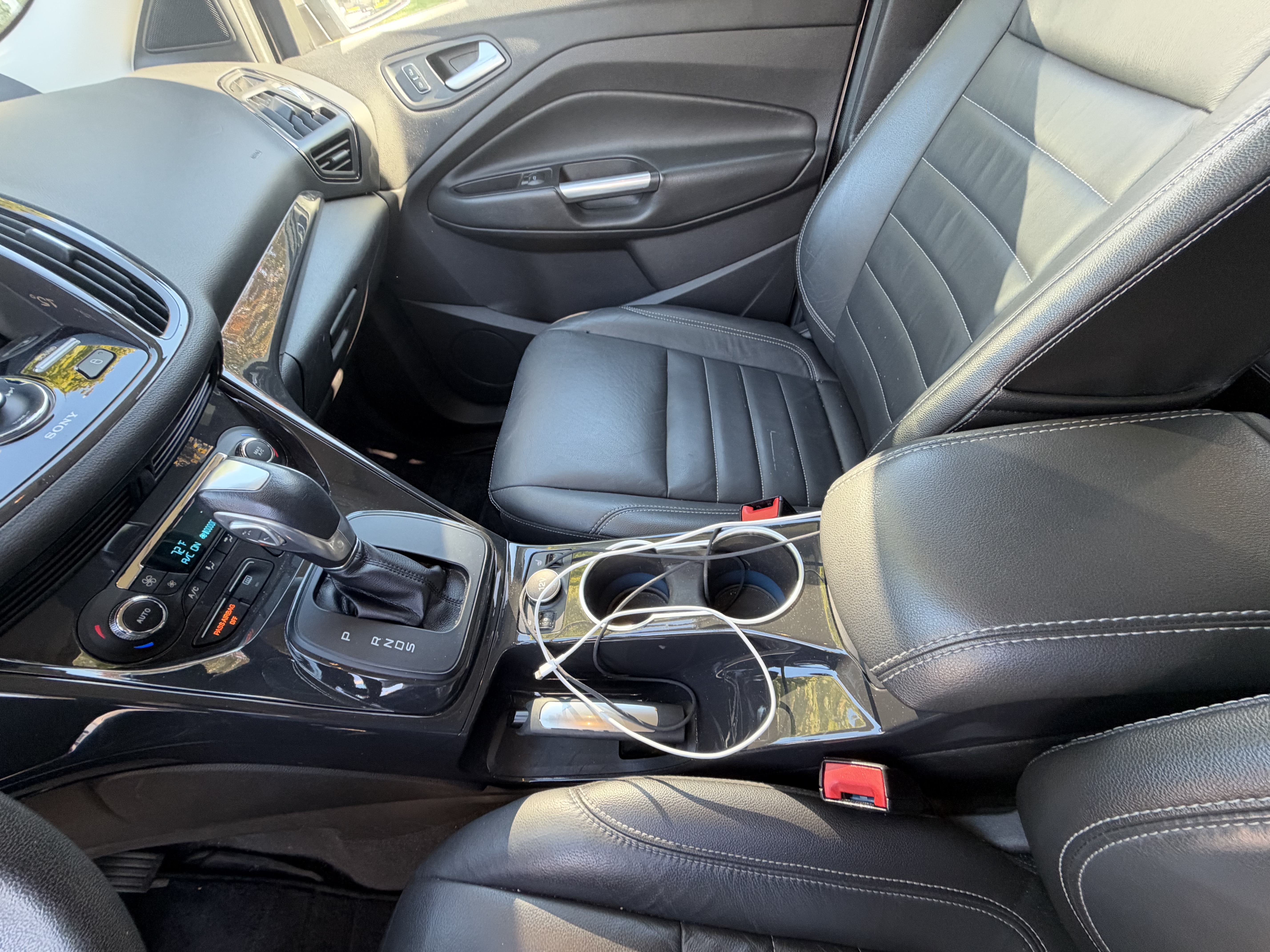Used 2015 Ford Escape Titanium w/ Equipment Group 301A AWD/4WD image 25