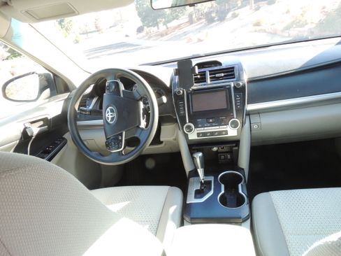 Used 2013 Toyota Camry LE image 18