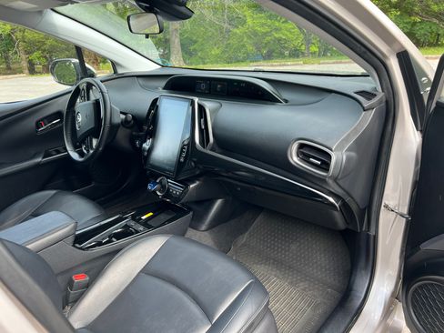 Used 2022 Toyota Prius Prime XLE FWD image 19