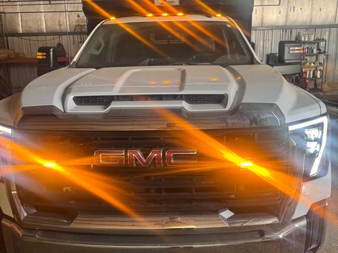 Used 2024 GMC Sierra 3500 Pro w/ Convenience Package image 9