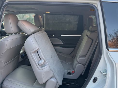 Used 2017 Toyota Highlander XLE image 16